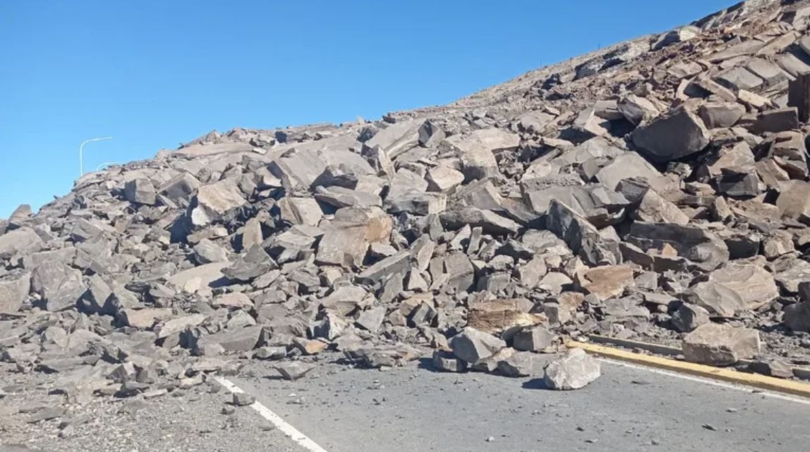 "Escuché un crack y se me vino la montaña encima": el dramático desmoronamiento en un cerro en Neuquén | Nacionales