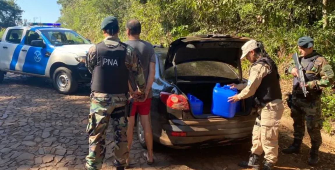 Detienen a un hombre que llevaba bidones con 60 litros de cocaína líquida en un auto en Misiones | Nacionales