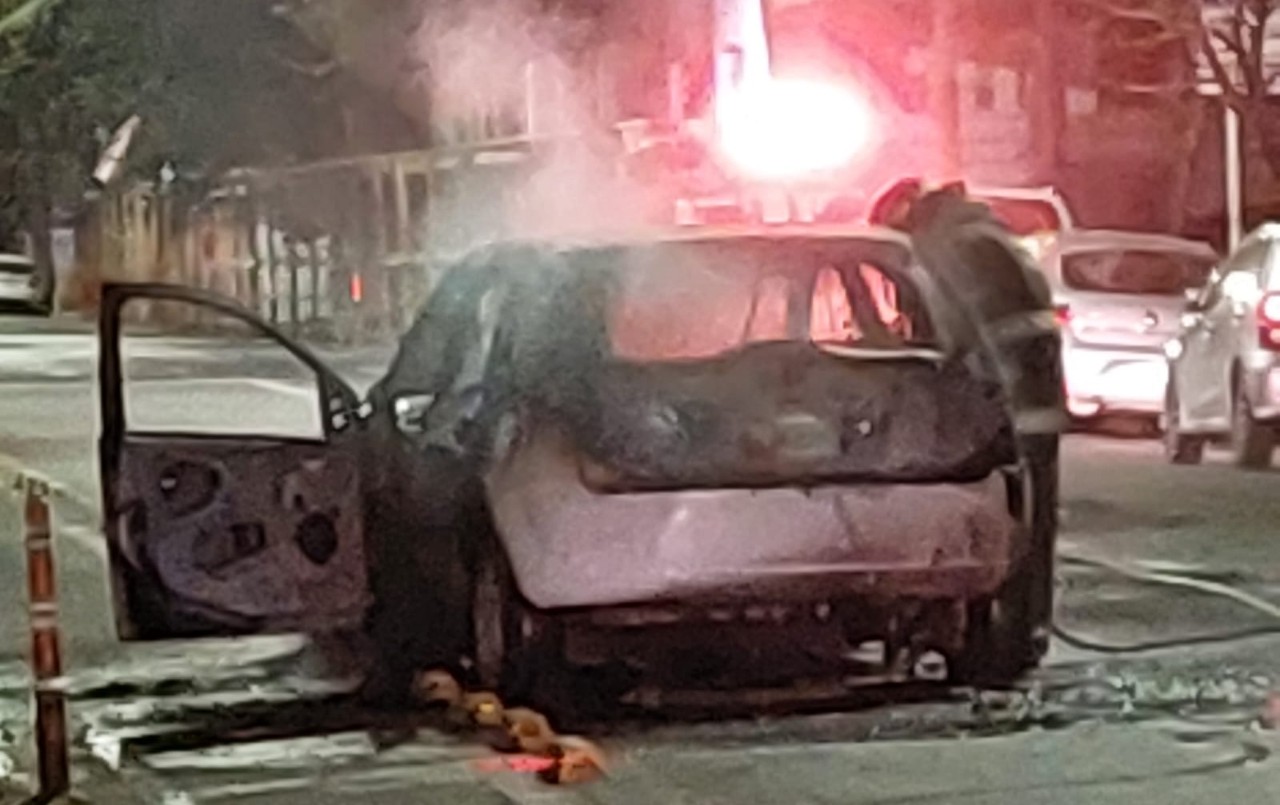Barrio Candioti: se prendió fuego un auto | Noticias