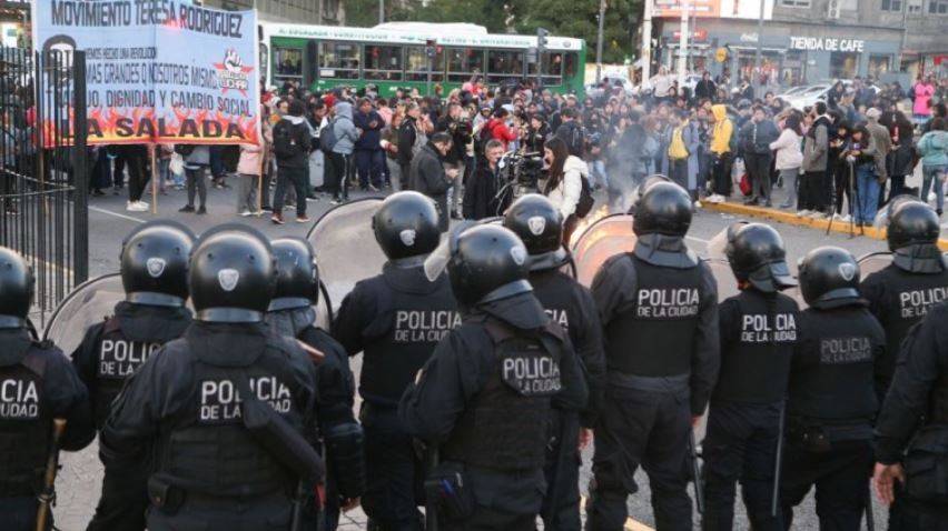 Protesta en el Obelisco: murió un manifestante en medio de un operativo policial | Nacionales