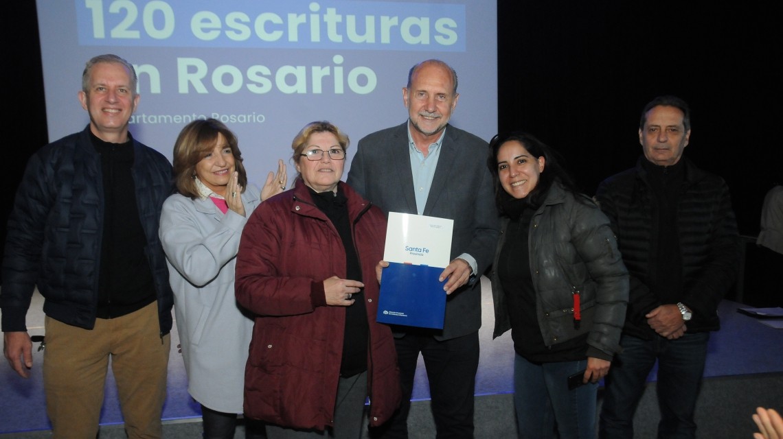 Perotti entregó 120 escrituras a familias de Rosario | Noticias