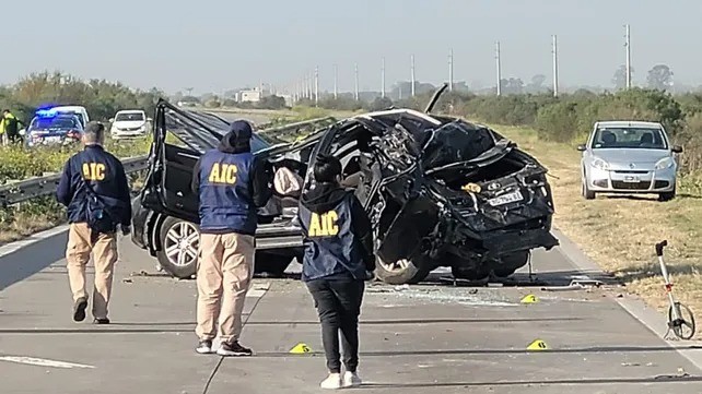 El subjefe de la policía de Santa Fe quedó atrapado en  su camioneta | Noticias