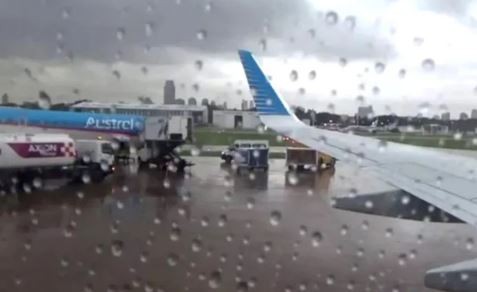 Más de 60 vuelos afectados en Aeroparque y Ezeiza por la tormenta | Nacionales