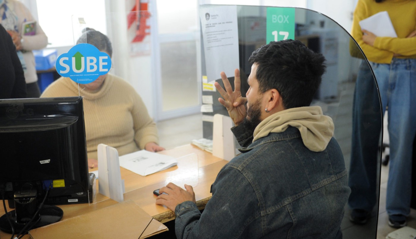 Traductoras de LSA asesoran a personas sordas en la tramitación de la Sube | Información General