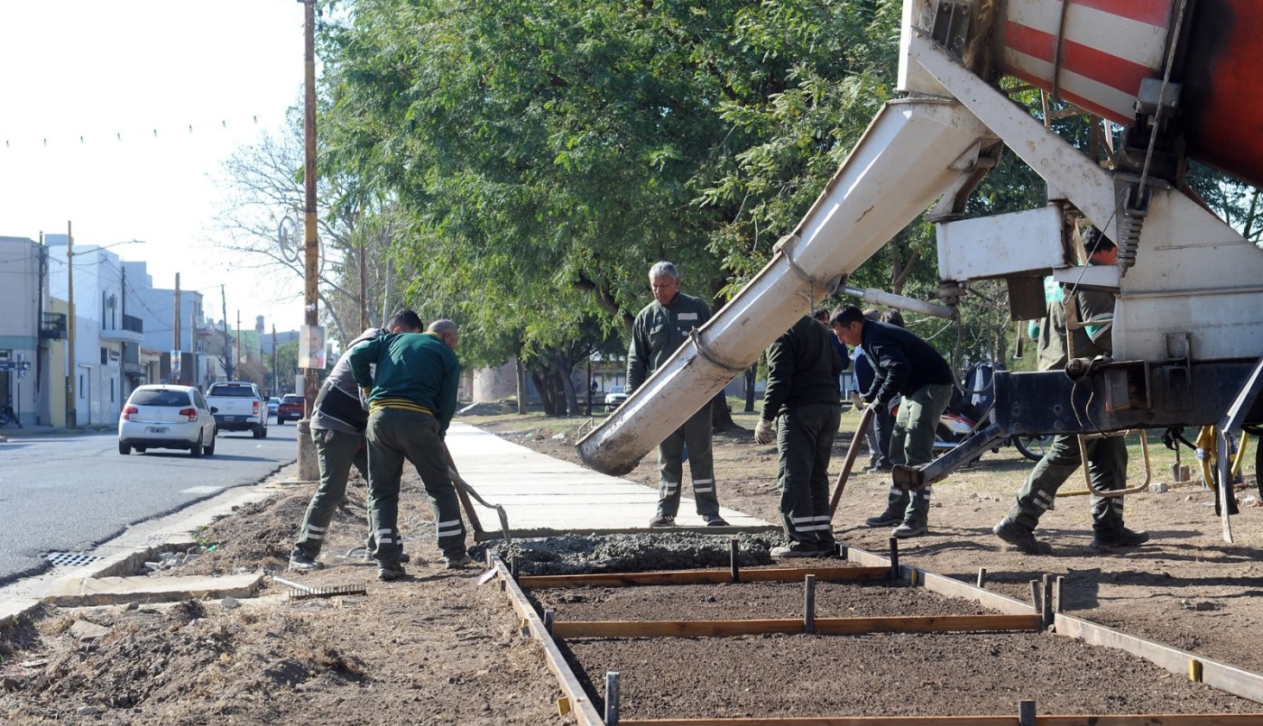 Renuevan las veredas en las inmediaciones del Parque Federal | Información General