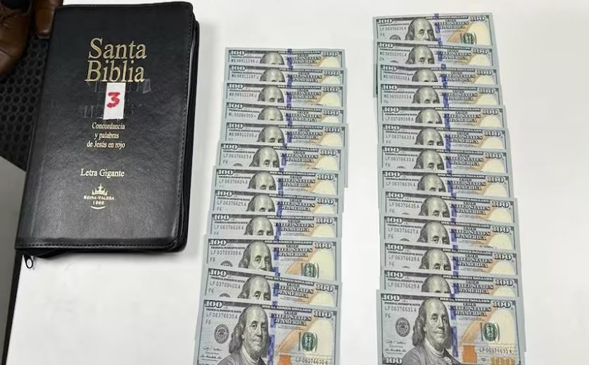 Hallaron casi US$ 17.000 ocultos en tres biblias que iban a ser enviadas a Estados Unidos por courier | Información General