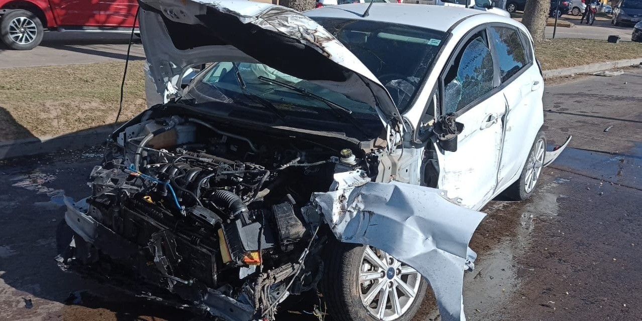 Video: Un camión pasó en rojo un semáforo y chocó a un auto a gran velocidad | Noticias