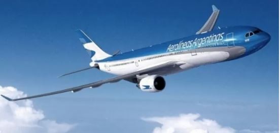 Un avión de Aerolíneas Argentinas realizó su primer vuelo con combustible sostenible | Nacionales