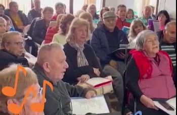 Video: Un coro compuesto íntegramente por pacientes con demencias demuestra los beneficios de la música | Salud