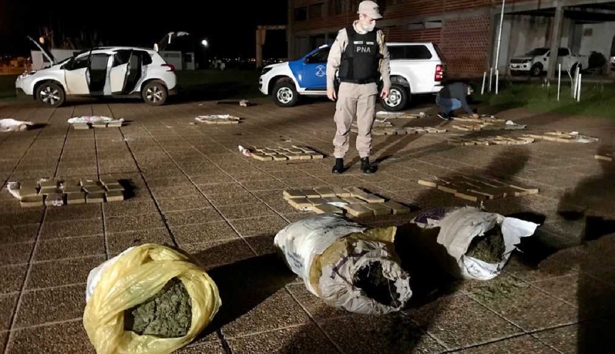 Detienen a un hombre que intentaba ingresar 270 kilos de marihuana al país en una embarcación | Nacionales