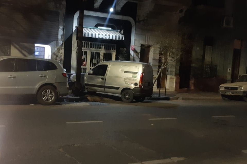 Dos autos chocaron y uno impactó contra una cabina de gas | Noticias