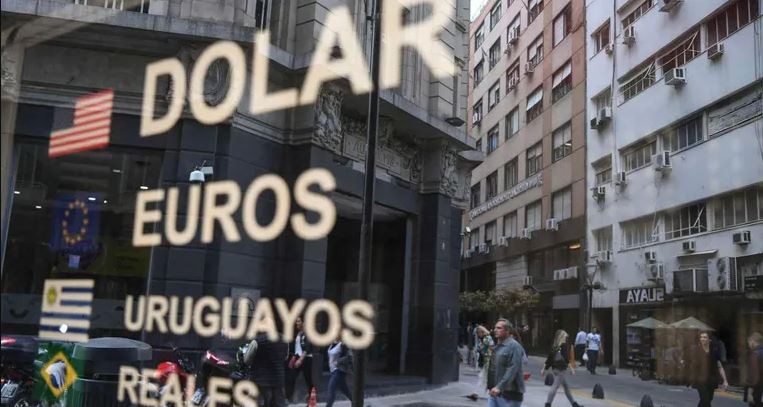 Salto del dólar blue: el Gobierno acusó a cuevas de "mover" el valor para perjudicarlo | Nacionales