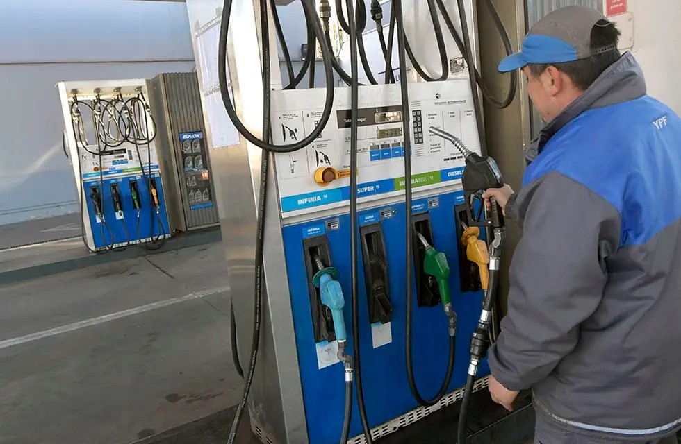 Falta combustible y en las estaciones cargan con cupos | Buen Santa Fe