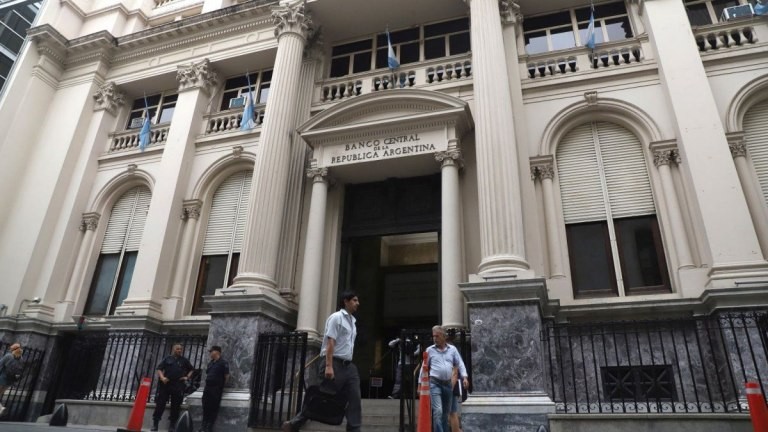Ante la disparada del dólar, los bancos le pidieron US$ 125 millones al BCRA para alimentar las cajas este martes | Nacionales