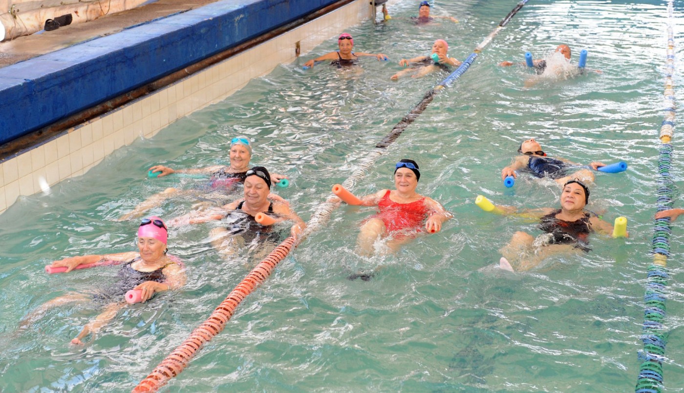 “Octubre mayor”: 150 adultos y adultas participan por día de las clases de natación | Información General