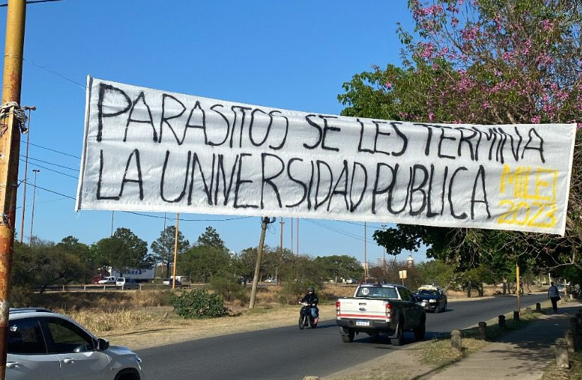 Apareció un polémico pasacalle frente a la Ciudad Universitaria | Noticias