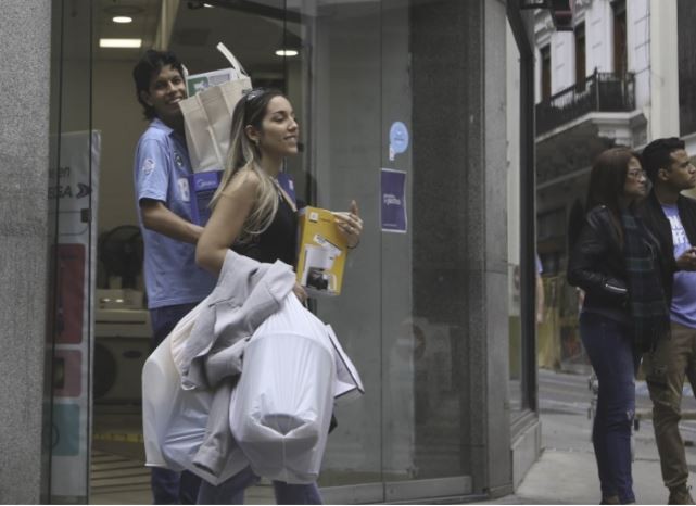 Largas filas en las casas de electrodomésticos para comprar productos antes de las elecciones | Nacionales