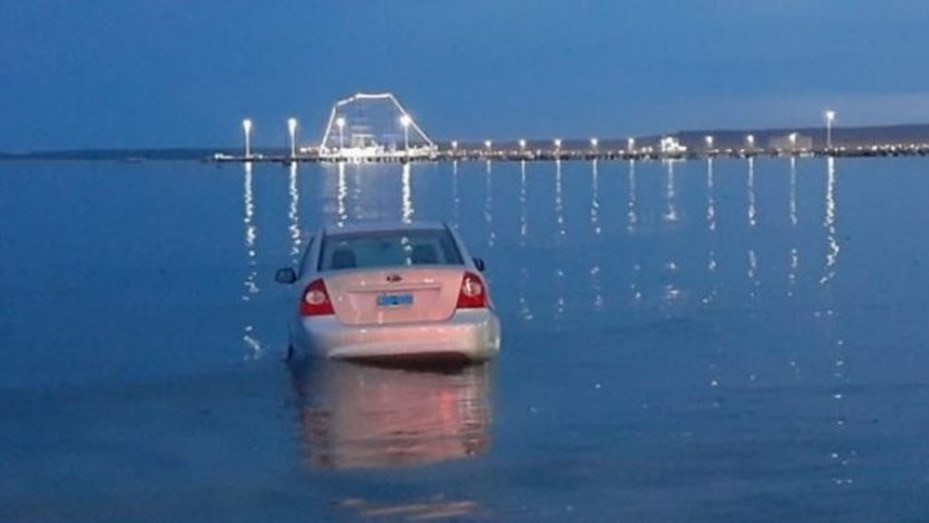Dejó su auto estacionado, tuvo una falla y terminó en el mar | Nacionales