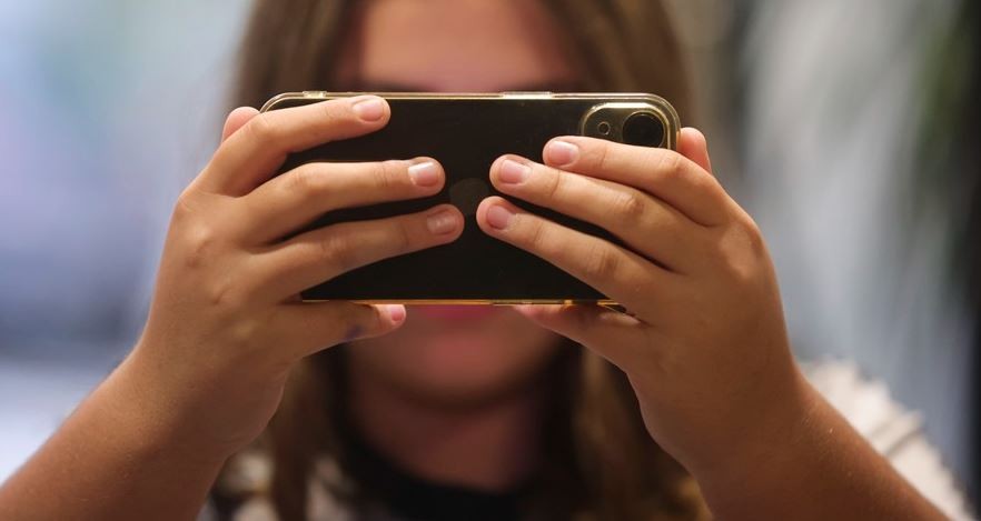 Psicólogo especialista en conducta suicida consideró que el uso de celular debe prohibirse hasta los 16 años | Información General