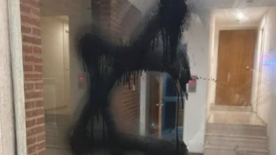 Dibujaron un símbolo contra la comunidad judía en la puerta de un edificio en Caballito | Nacionales