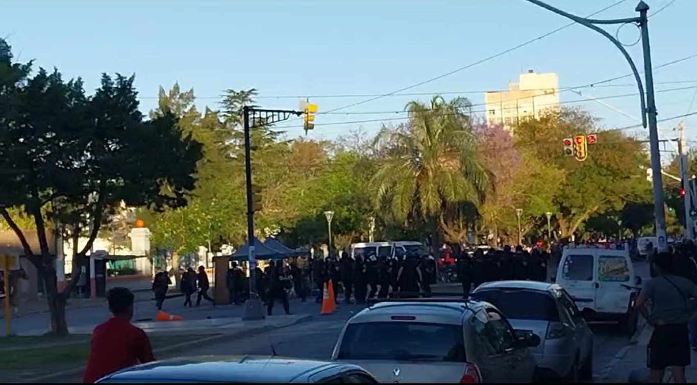 Video: severos incidentes fuera del estadio de Unión, hinchas se enfrentaron con la policía | Noticias
