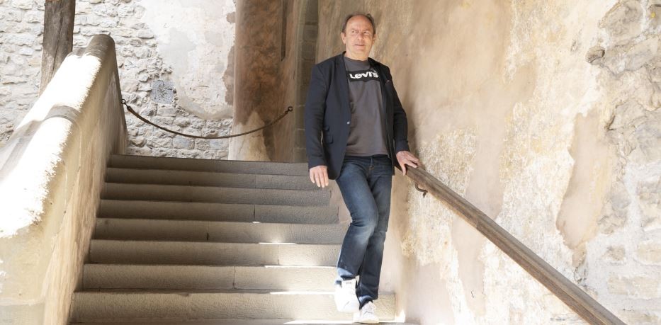 Enfermo de Parkinson recuperó casi totalmente la capacidad de caminar tras un implante | Salud