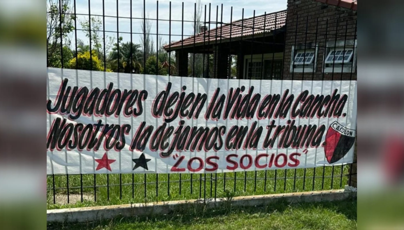 Hinchas de Colón colgaron una bandera de apoyo al plantel en el predio sabalero | Deportes