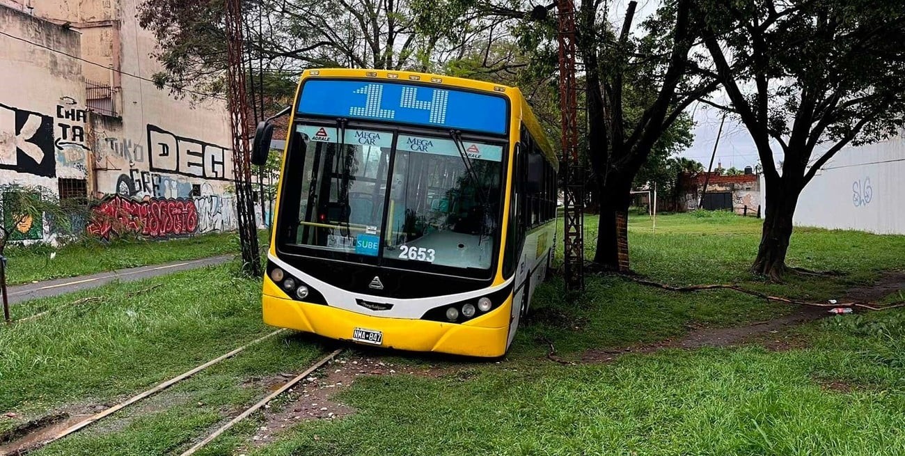 Un colectivo quedó atrapado en medio de los rieles del tren | Noticias