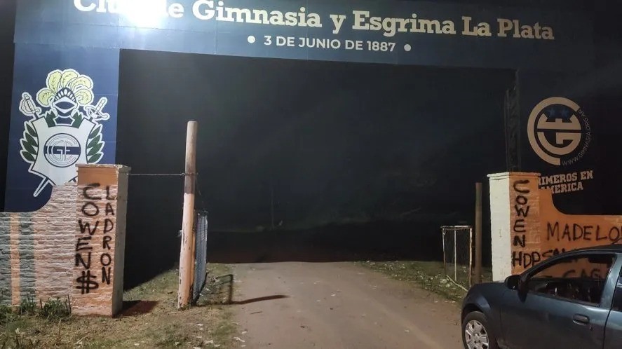 Apriete y pintadas de la barra de Gimnasia | Deportes