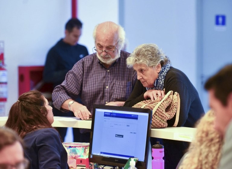 El Gobierno oficializó el bono de $55.000 para jubilados y pensionados de la mínima | Nacionales