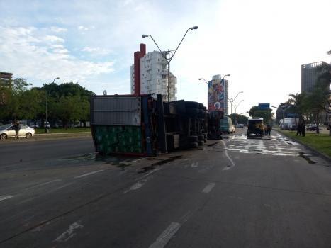 Un camión cargado con cervezas volcó en Av. Alem | Noticias