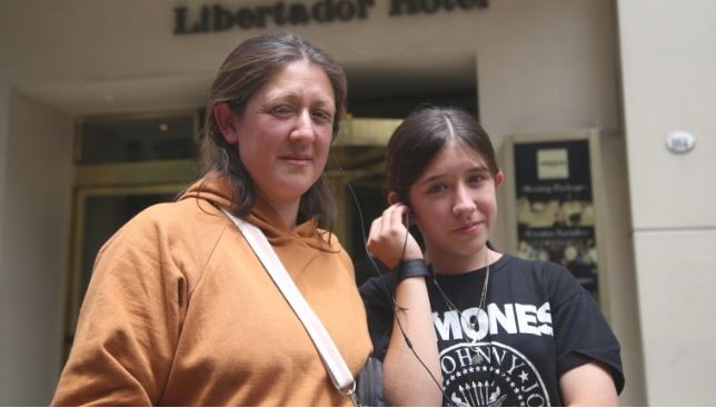 Una nena quiso regalarle una flor a Milei, la seguridad la rechazó pero luego fue recibida en el Hotel Libertador | Nacionales