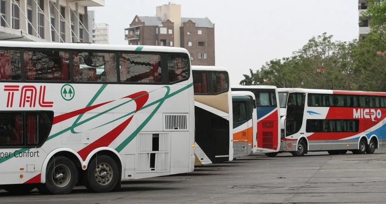 Sigue el paro de colectivos urbanos pero reanudaron el servicio algunos interurbanos | Noticias