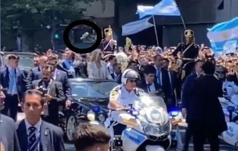 Video: el momento en el que le tiraron un botellazo a Milei mientras iba del Congreso a la Casa Rosada | Nacionales