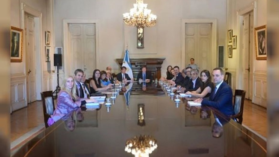 Milei encabezó la primera reunión junto a sus ministros tras el ajuste anunciado por Caputo | Nacionales