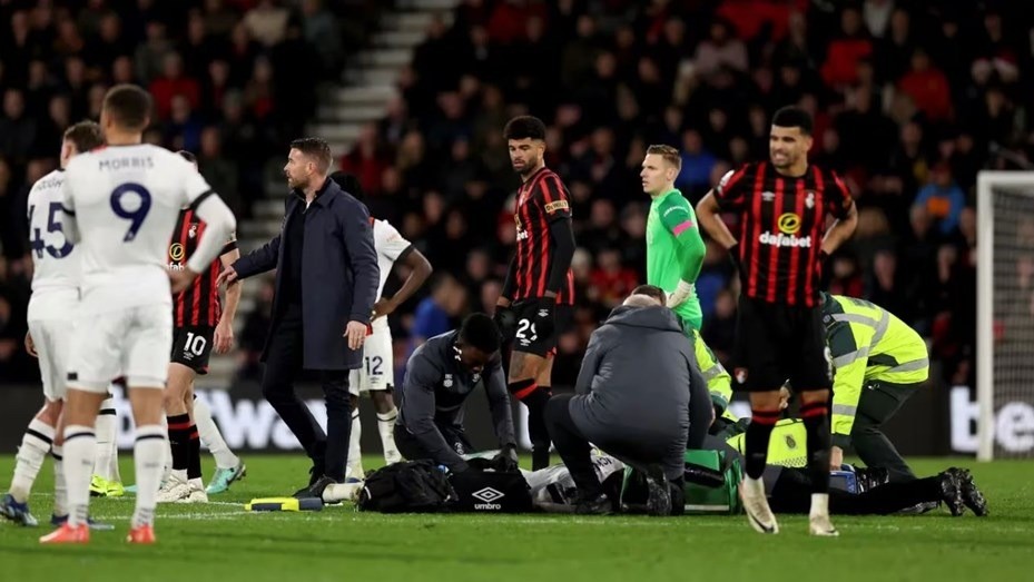 El capitán del Luton Town se desplomó en pleno partido y se suspendió el encuentro ante el Bournemouth | Deportes
