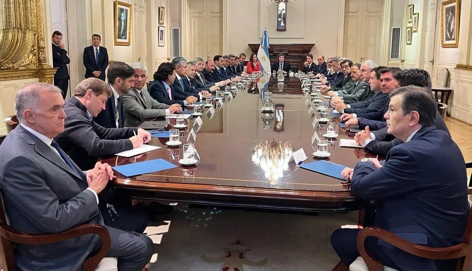 Milei confirmó a los gobernadores que restablecerá el Impuesto a las Ganancias por un año | Noticias