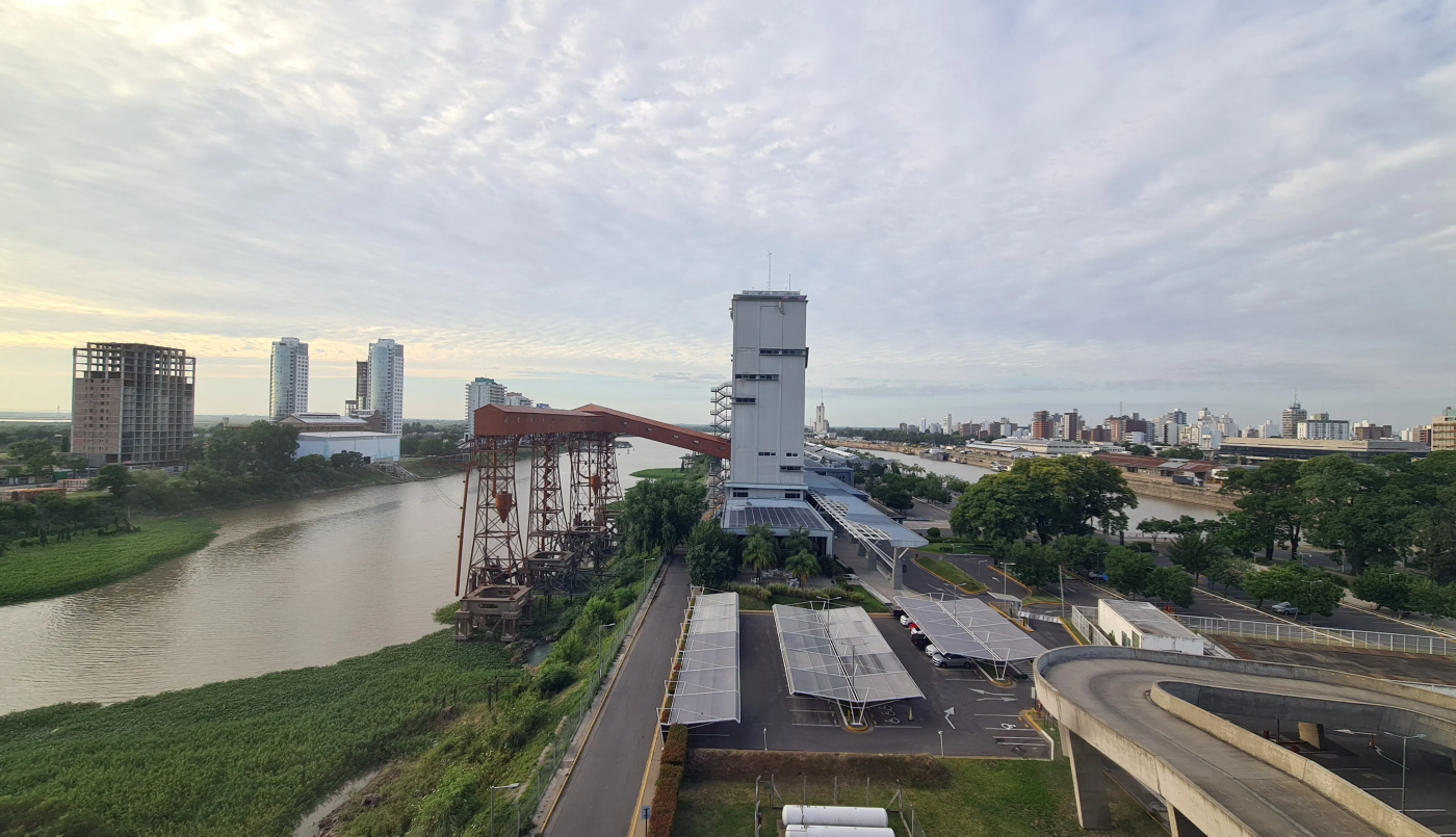 Viernes con cielo parcialmente nublado en la ciudad | Información General