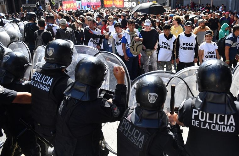 Incidentes y varios detenidos tras la marcha contra el DNU de Milei | Nacionales