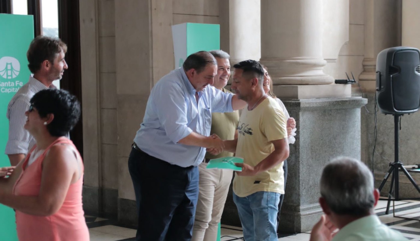 Poletti entregó escrituras a 132 familias de la ciudad | Noticias