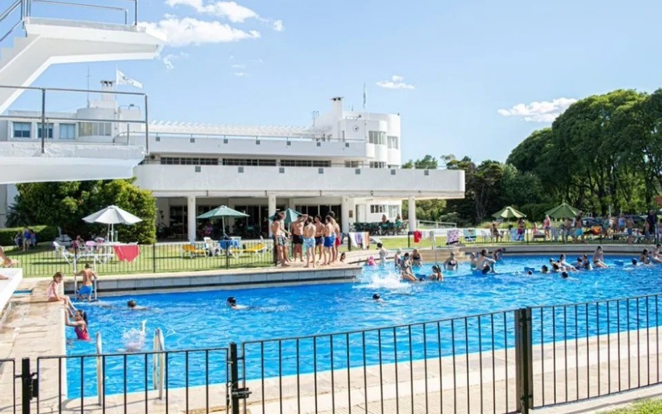 Rosario: falleció el niño que se había ahogado en la pileta del Jockey | Información General