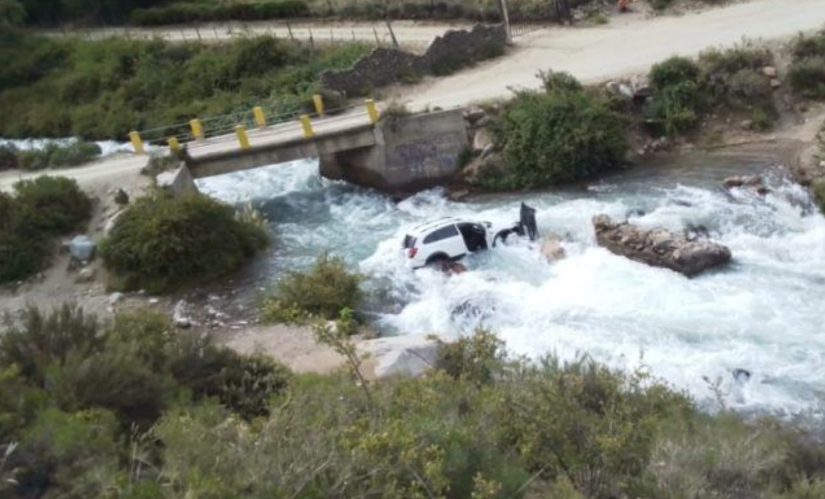 Una camioneta cayó a un arroyo y murió una joven: manejaba su novio | Información General