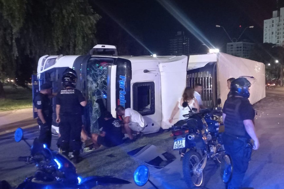 Volcó un camión en Alem y Belgrano esta madrugada | Noticias