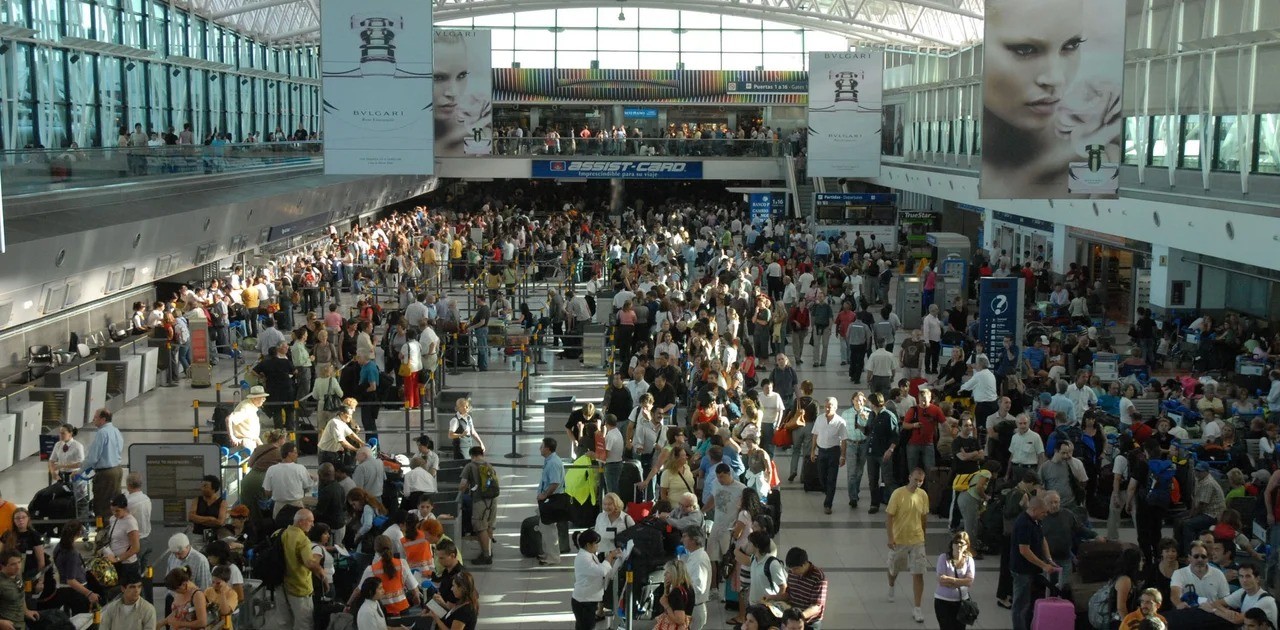 Aerolíneas Argentinas canceló 267 vuelos y reprogramó otros 26 por el paro de la CGT | Nacionales
