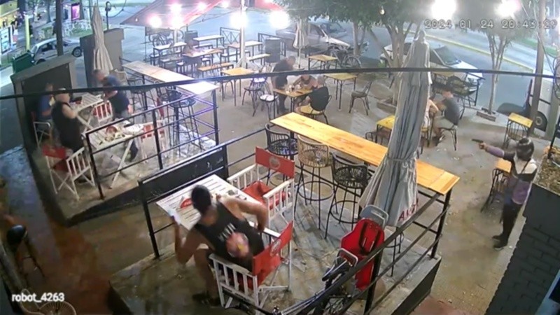 Terror en un bar de Rosario: quisieron balear a clientes pero se trabó el arma | Policiales