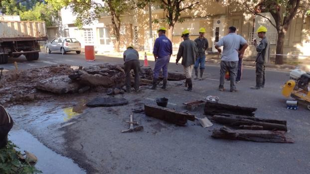 Se hundió la calle: Aguas realiza reparaciones en Urquiza al 1600 | Información General