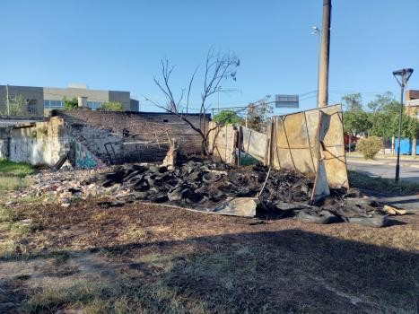 Voraz incendio en un depósito de una gomería de Facundo Zuviría y Castelli | Noticias