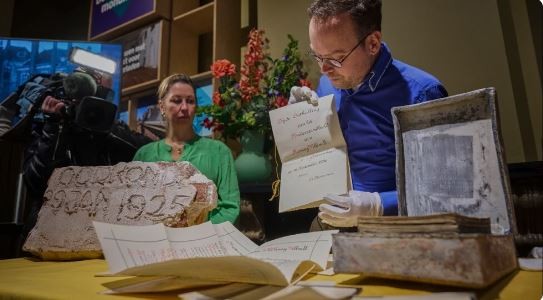 Abrieron una cápsula del tiempo de 99 años en Países Bajos que contiene documentos napoleónicos | Información General