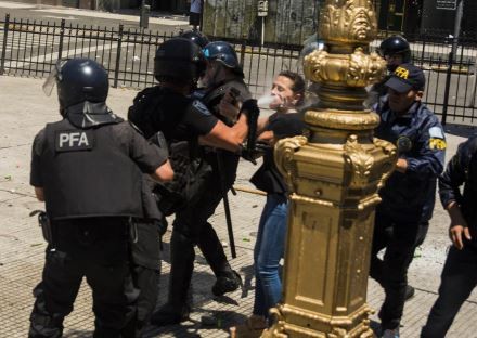 Denuncian a Patricia Bullrich y a Waldo Wolff por el uso del nuevo gas pimienta en marchas contra la Ley Ómnibus | Nacionales