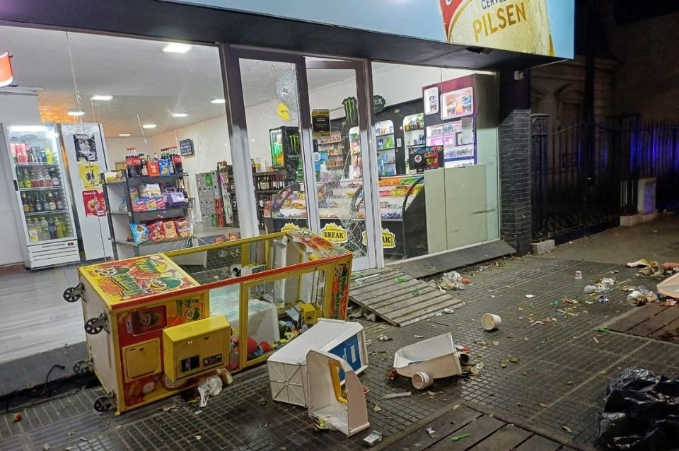 Destrozaron un drugstore porque no les vendieron alcohol | Policiales